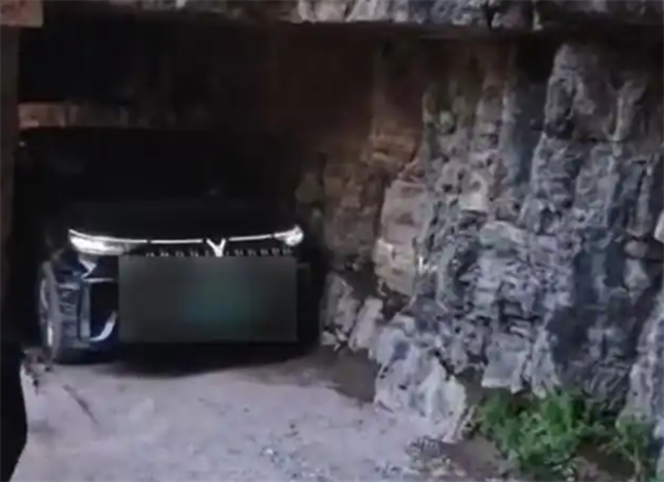 大爷开MPV强闯挂壁公路被刮成裸车！目击者：后视镜刮掉、轮胎也爆了