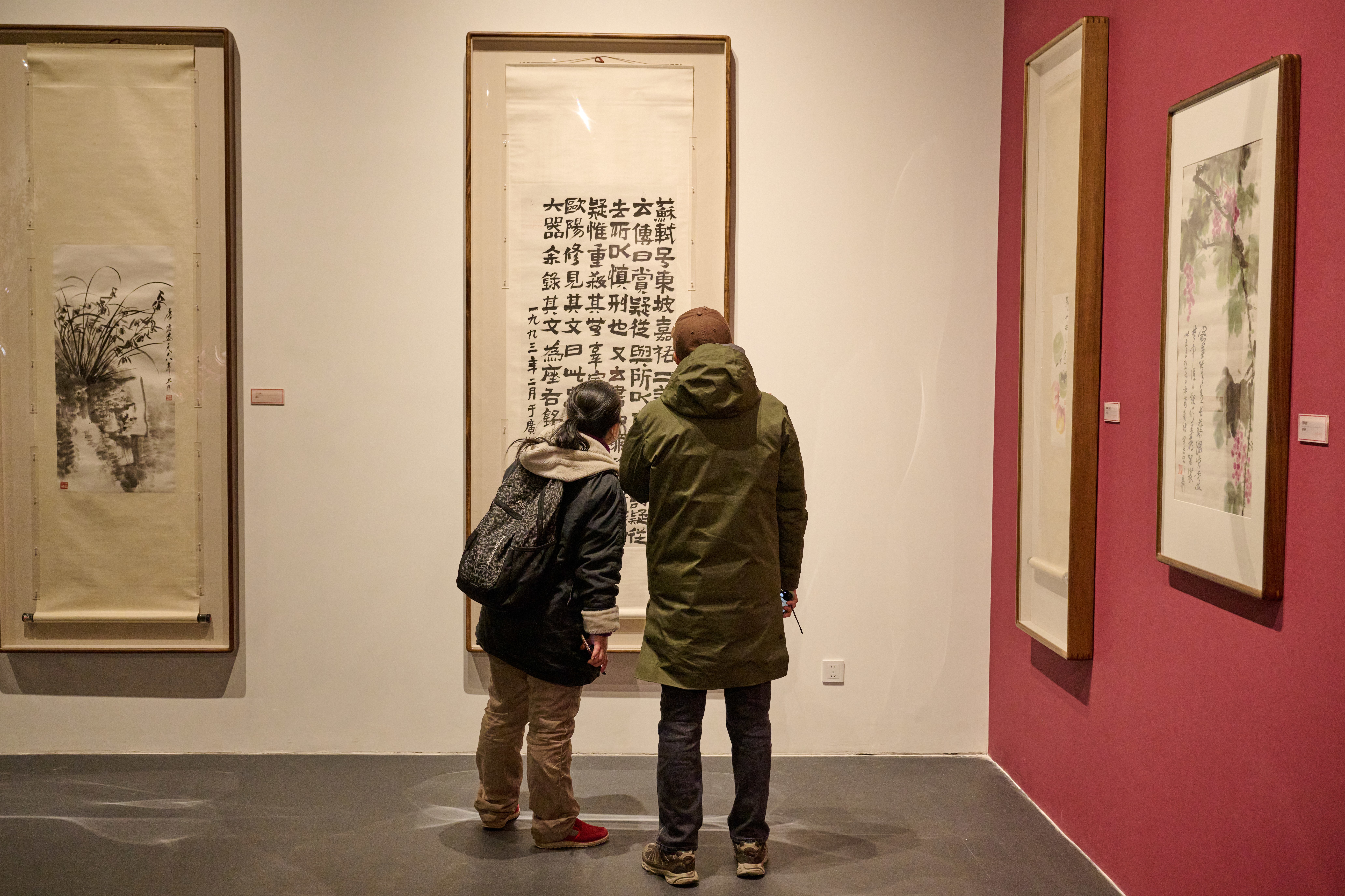 观众正在参观西泠印社典藏菁华特展。中国共产党历史展览馆供图