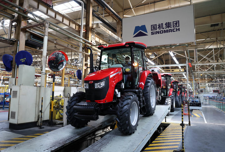 2026年4月14日，工人在位于河南省洛阳市的国机集团中国一拖大轮拖总装线作业。新华社记者 李嘉南 摄