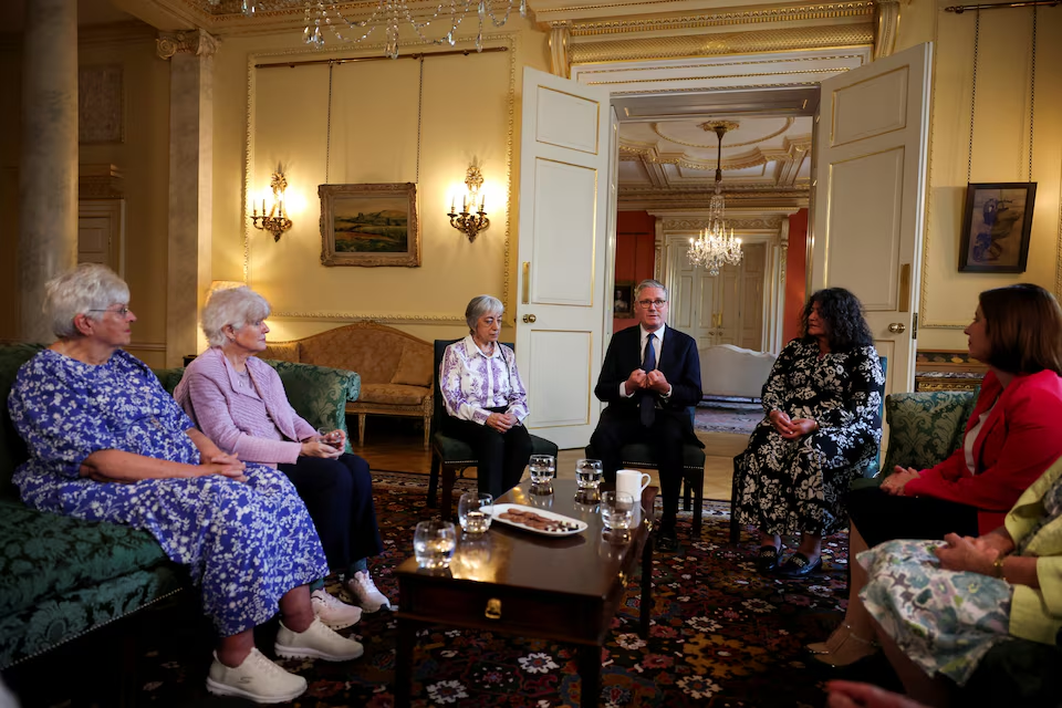 英国首相斯塔默当地时间7月2日在唐宁街会见了强制收养政策问题相关人士。图自外媒