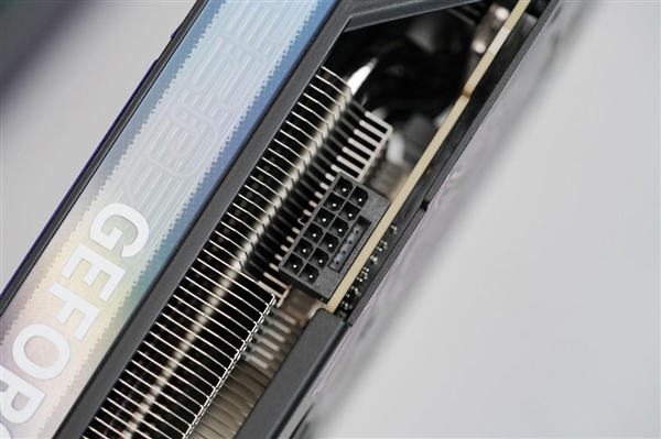 嘻哈涂鸦太吸睛！七彩虹RTX 5070 Ultra OC 12GB图赏