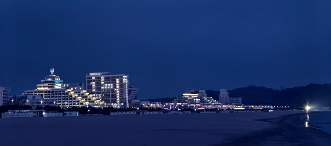 ◆夜色下的元山葛麻滨海旅游区。(图源:中国驻朝鲜大使馆网站)