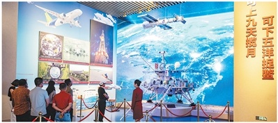 6月24日,多国媒体人士在中国共产党历史展览馆参观。侯 宇摄(影像中国)