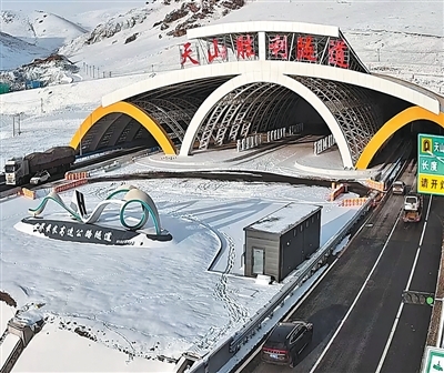 车辆行驶在新疆乌鲁木齐至尉犁高速公路天山胜利隧道出口端附近。赵华峰摄