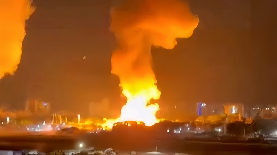 ·当地时间1月3日，委内瑞拉首都加拉加斯市遭到美军空袭。（路透社）