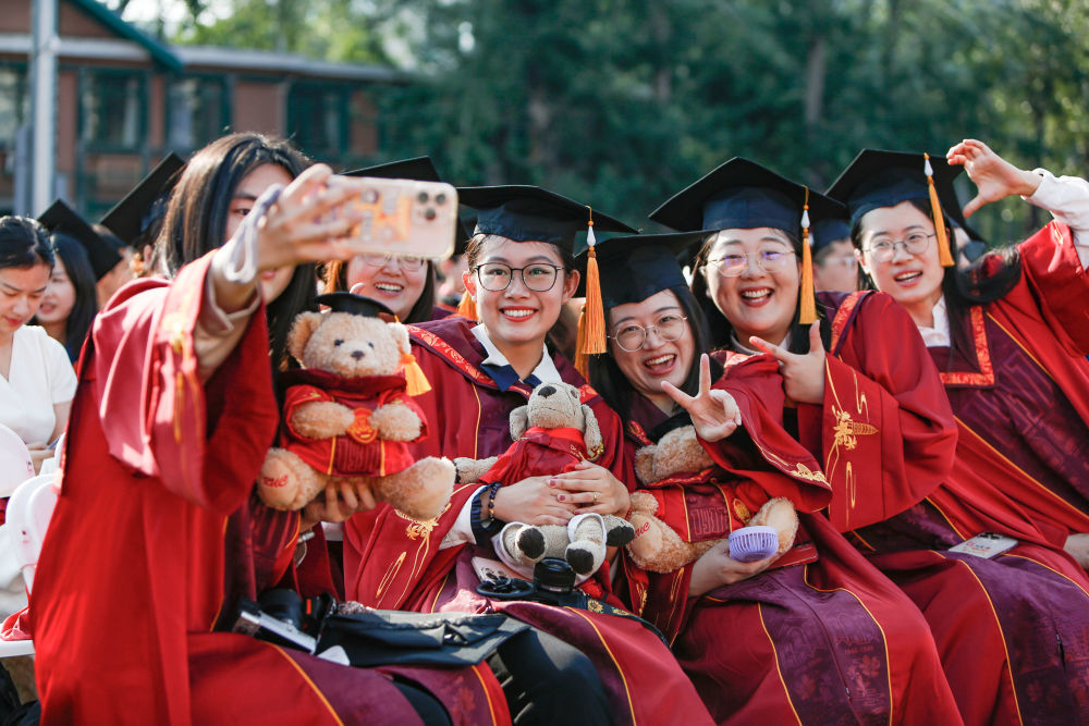2025年6月23日,毕业生在中国人民大学毕业典礼上拍照留念。 新华社记者 陈朔 摄