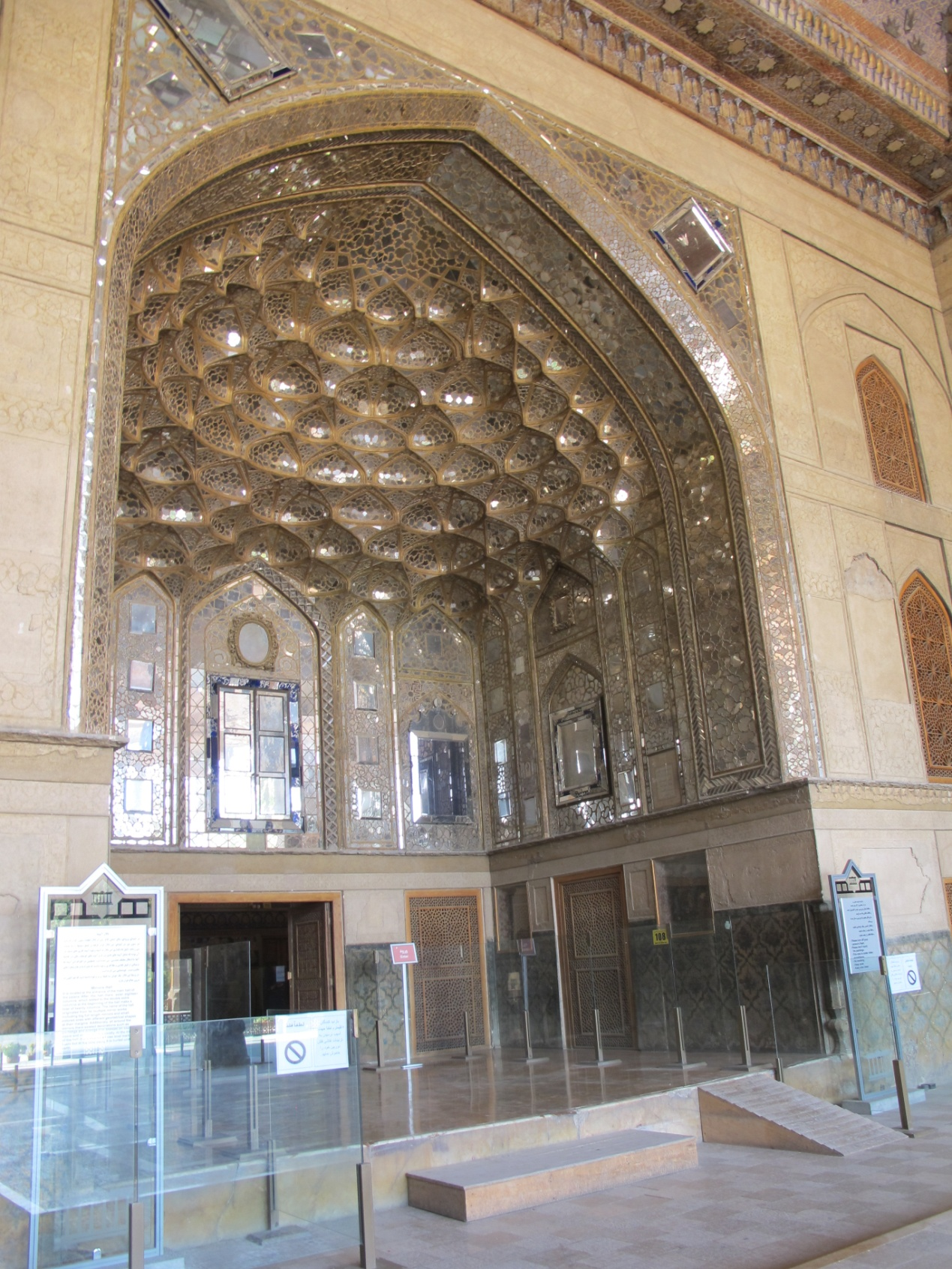 遭破坏前的四十柱宫镶镜穹拱