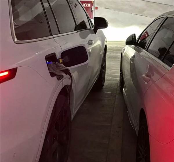 猛烈敕令改规范！车发福了车位却没变：车主被逼从后备箱爬出