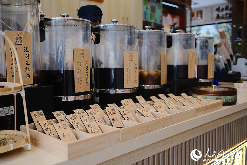 昭通市中医医院“乌蒙养生局”特色品牌店中以草本原汤为茶饮基底。人民网记者 蔡树菁摄