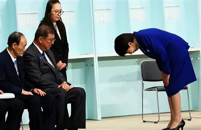 高市早苗当选日本自民党总裁之后向石破茂等人鞠躬致谢