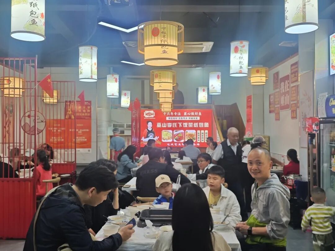 排队等候的游客.jpg