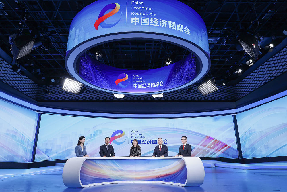 嘉宾在第三十五期“中国经济圆桌会”大型全媒体访谈节目录制现场交流发言。新华社记者 张玉薇 摄