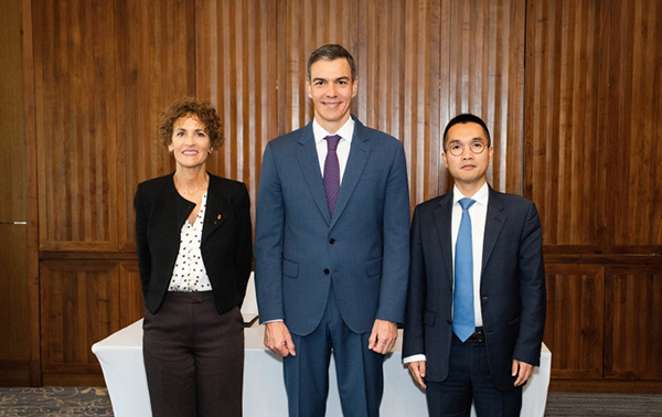 当地时间4月15日，西班牙纳瓦拉自治区政府主席玛丽亚&middot;奇维特&middot;纳瓦斯克斯（左）和西班牙首相桑切斯（中）会见海辰储能代表（右）。 海辰储能网站