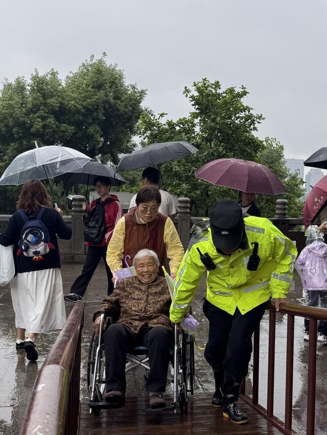 5月2日，天气无常，黄鹤楼的干事如常。