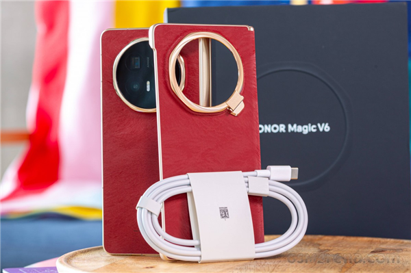 荣耀Magic V6真机图赏：专家最轻薄大折叠 老外被震荡到了