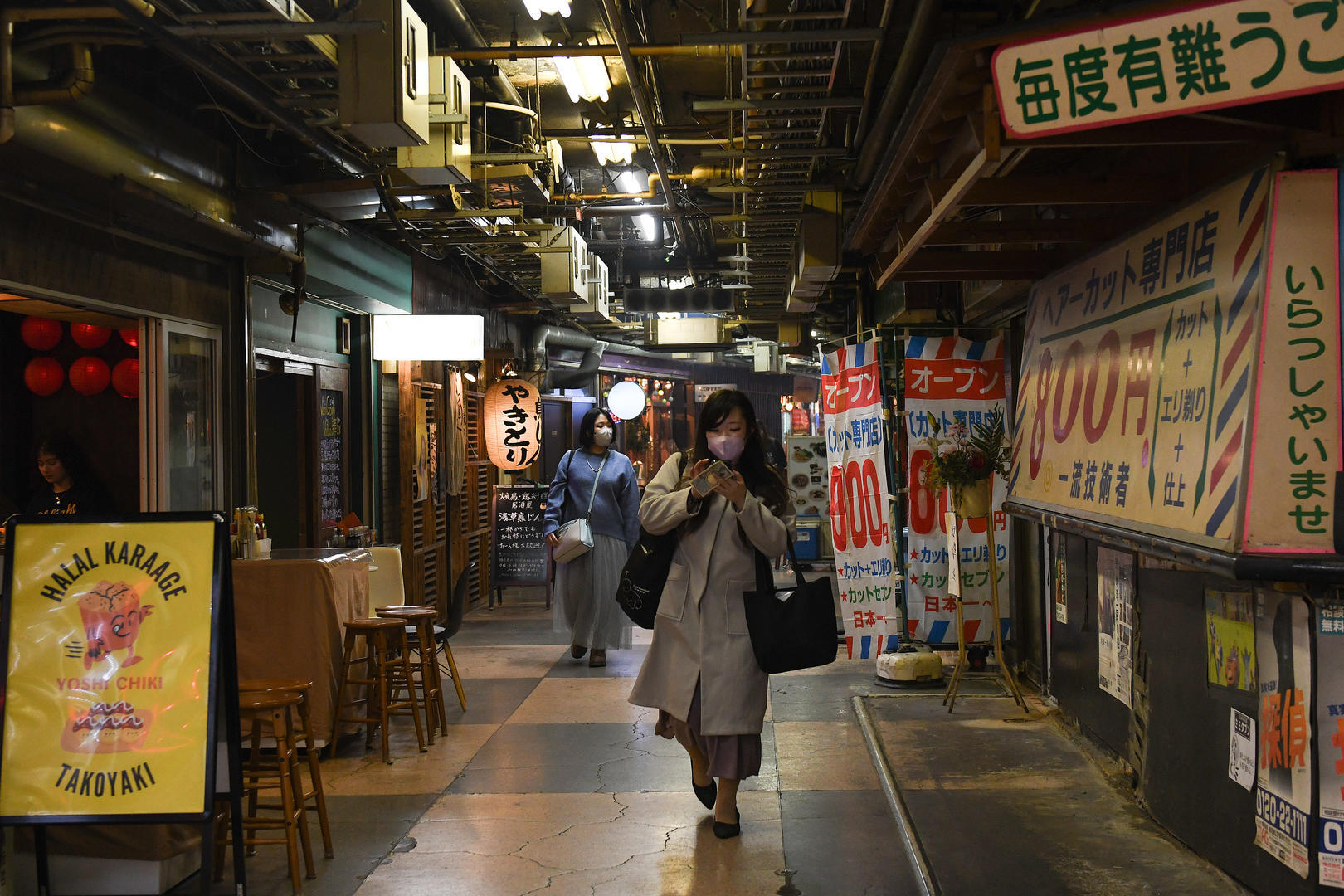 ▲当地时间2025年11月16日,日本东京,行人走过浅草区地下商业街。日本经济六个季度以来首次出现萎缩 图据视觉中国