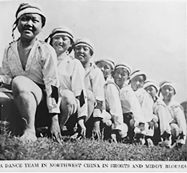 ◆刊登在1937年1月25日《生活》杂志第13页的“统一战线舞”表演照片,并配有一行图说:中国西北的一支舞蹈队,他们穿着短裤和水手服。