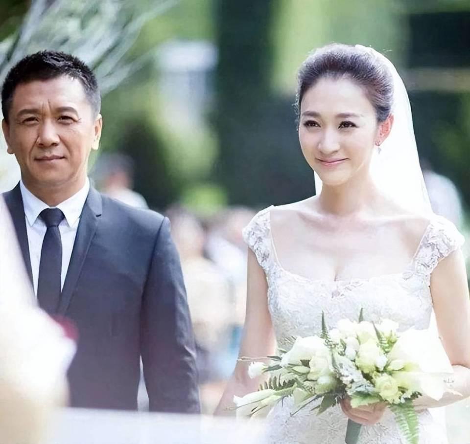 李小冉离婚 10月19日晚，演员李小冉发文官宣离婚：去年已离，互不牵