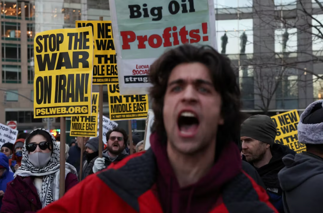 3月2日,纽约市民高举标语,抗议针对伊朗的军事行动。(图源:路透社)