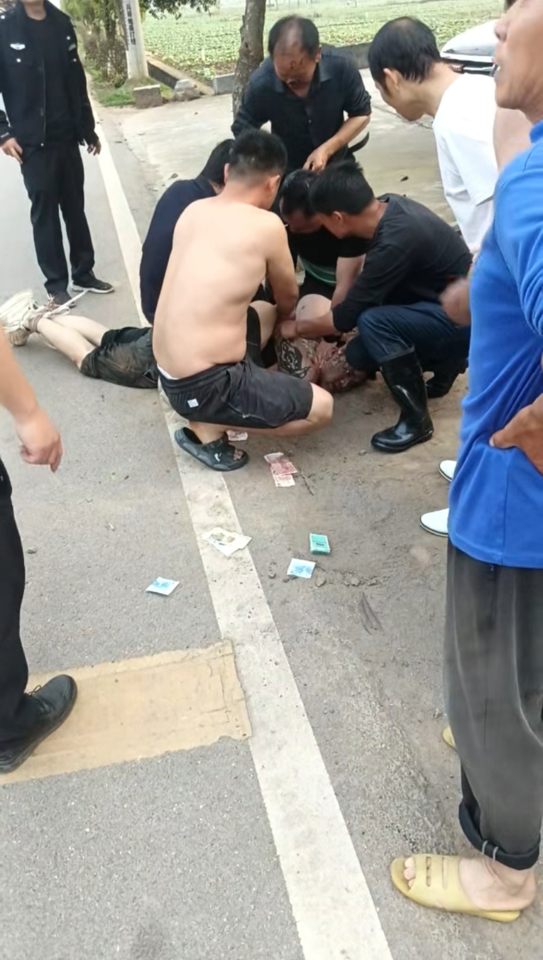 △大家制服行凶男子,图后中央站立者为曾凡林。