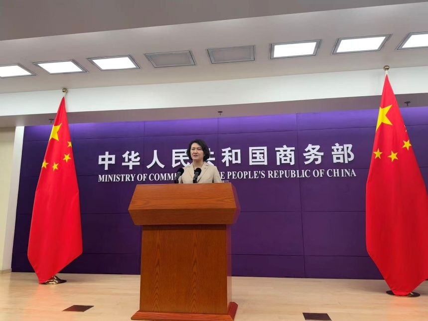 商务部新任发言人黄玲在主持商务部例行新闻发布会