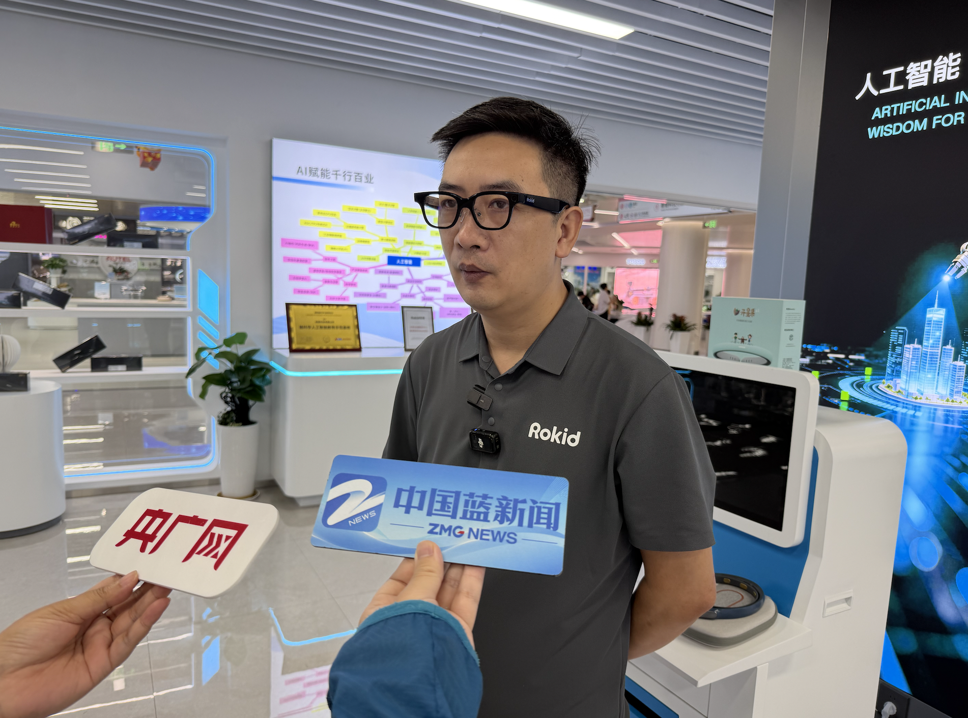 (强脑科技、灵伴科技全球数贸中心店负责人郭小峰)