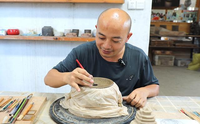 李子辉在进行陶艺创作