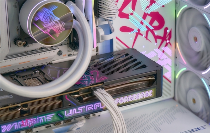 显卡界的嘻哈涂鸦!七彩虹iGame RTX 5070 Ultra OC评测:同价位颜值与散热双天花板