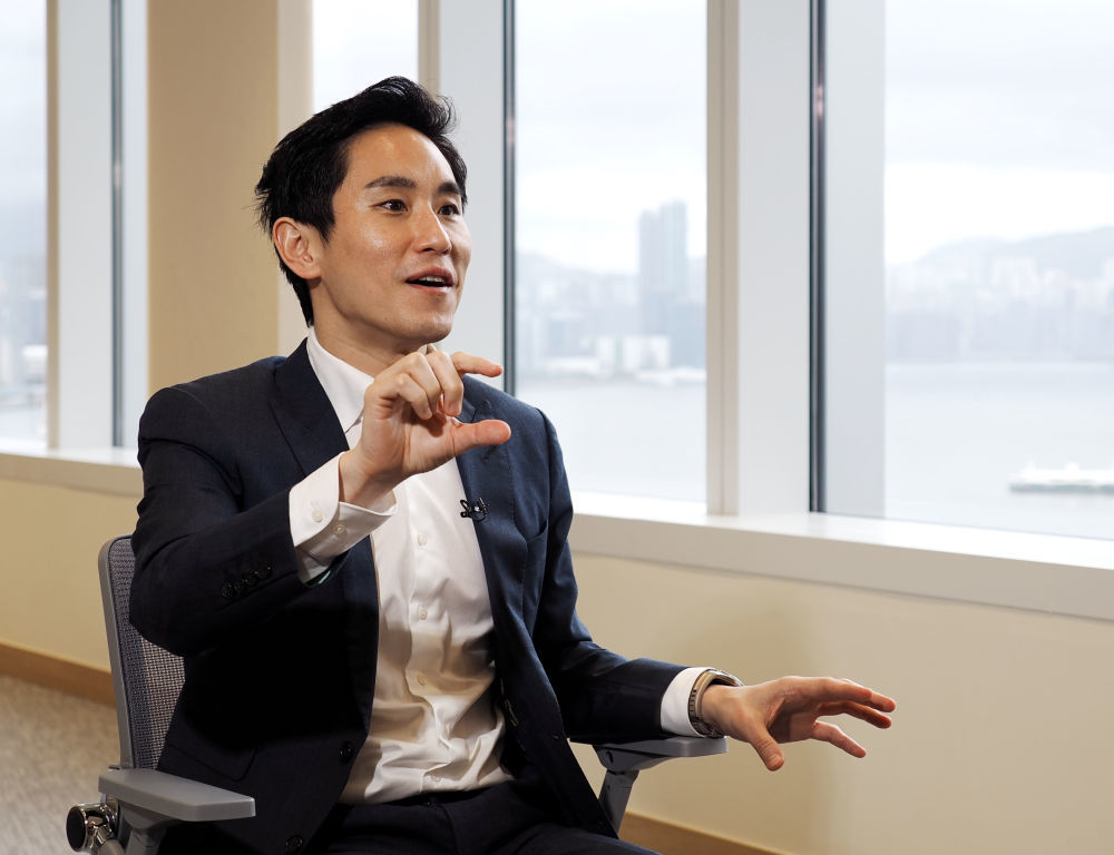 香港各界青少年活动委员会主席、特区立法会议员庄家彬在香港接受新华社记者采访(7月14日摄)。新华社发(王申摄)