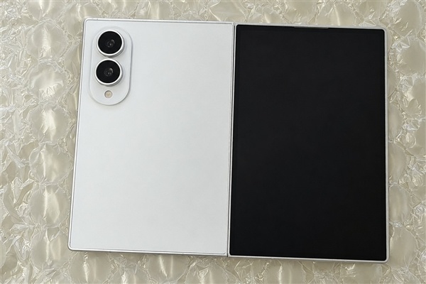 三星Galaxy Z Fold8开启盲约:安卓首款阔折叠 对标华为Pura X Max