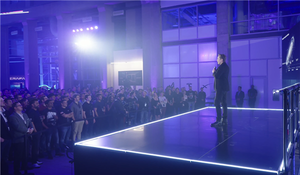 马斯克发布全球最大2nm芯片工场！年产算力1万亿瓦 好意思国一年电力齐喂不饱 他念念了个绝招