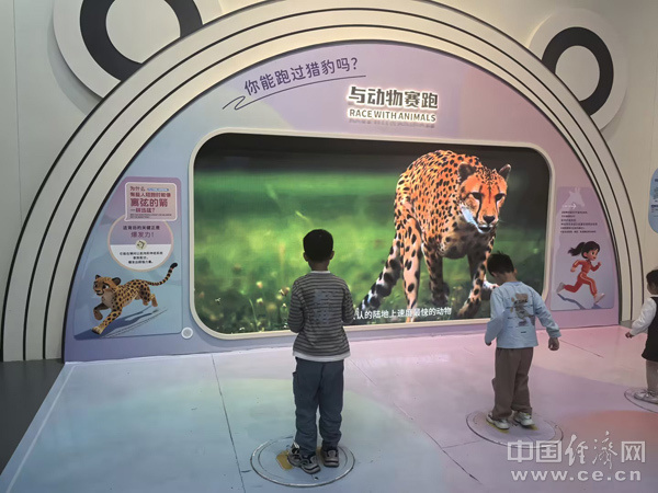 2026年4月24日，苏州科技馆内，孩子在屏幕前“与动物赛跑”。（中国经济网 邓浩/摄）