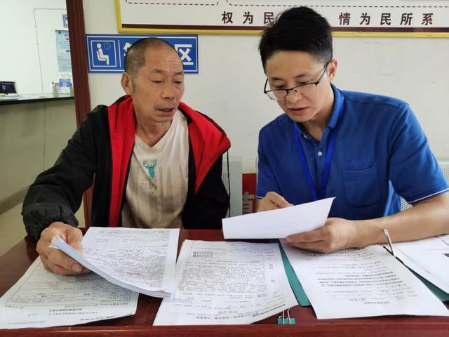 保险公司工作人员与刘井江确认询问笔录。