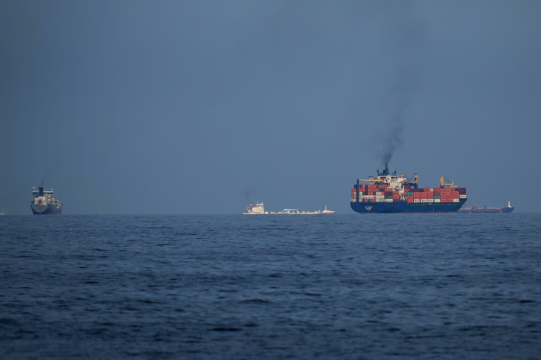 当地时辰3月11日，霍尔木兹海峡上的油轮和货船。图源：好意思媒