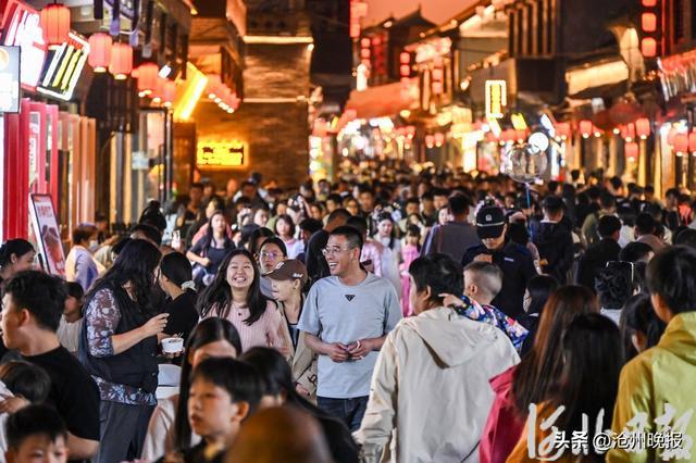 10月3日晚,游客在邯郸广府古城游览。国庆假期,广府古城迎来众多游客,人们漫步古城街巷,感受古城魅力,乐享假日好时光。河北日报记者 田 明摄