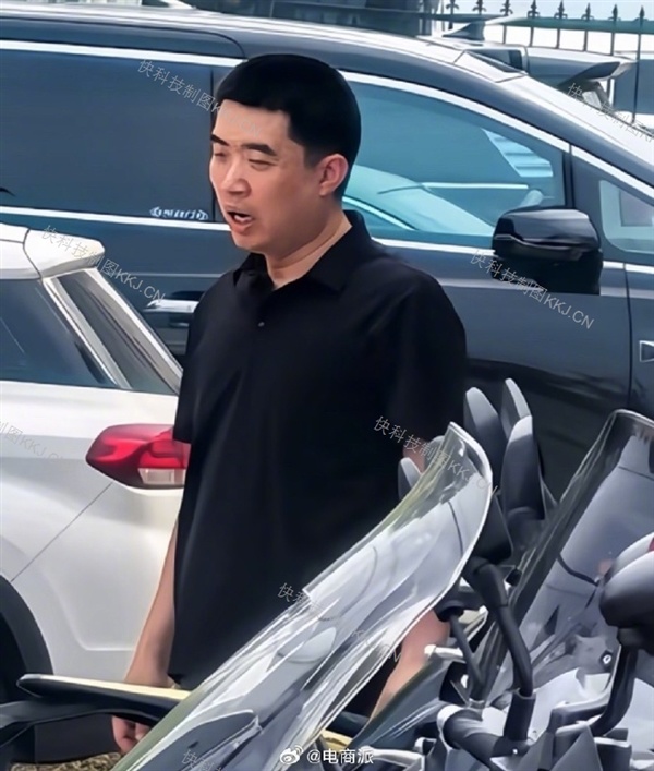 李想被偶遇上街买菜 手提塑料袋现身 网友直呼大佬接地气