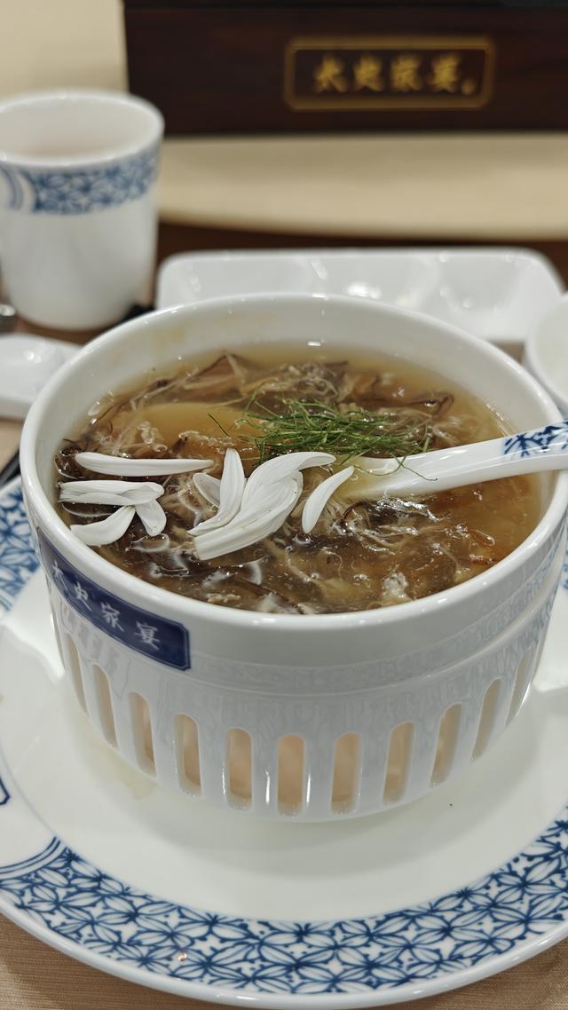 太史家宴招牌菜太史凤凰羹，复刻太史五蛇羹烹饪技艺。