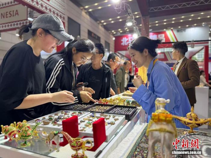 5月21日,陕西西安,第十届丝博会上商品繁多,吸引消费者。 杨英琦 摄