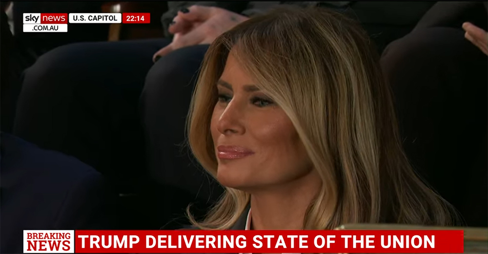 在特朗普夸赞梅拉尼亚是“电影明星”后,梅拉尼亚露出微笑。 视频截图