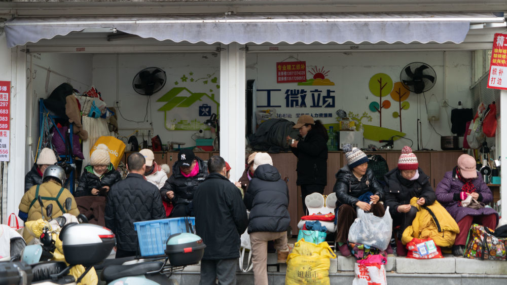 武汉市武昌区水果湖街道北环路社区“零工微站”。新华社记者 熊翔鹤 摄