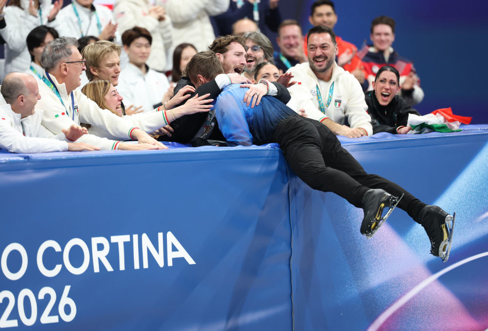 2月8日，意大利队选手里佐在花样滑冰项目团体赛男单自由滑完赛后。新华社记者 李明 摄