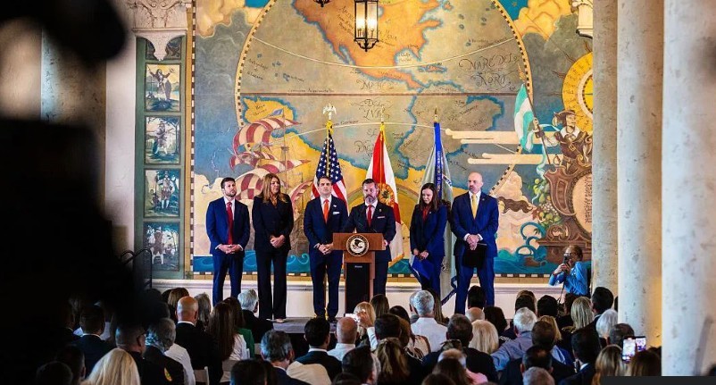 美国代理司法部长托德&middot;布兰奇在迈阿密宣布了对古巴革命元老劳尔&middot;卡斯特罗进行刑事诉讼。图片来源：纽约时报