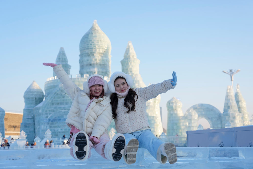 1月5日,游客在哈尔滨冰雪大世界园区拍照。新华社记者 王建威 摄