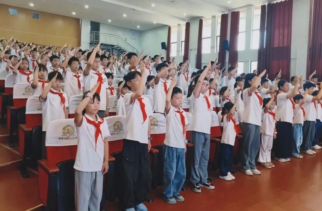 鹰潭市第十二小学(少先队员入队仪式)1.jpg