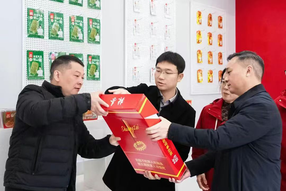 1日,平江县长阳建在三市镇某食品企业调研。图片来源均为 “今日平江”微信公众号 图