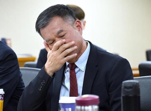 黄文启掩面而泣