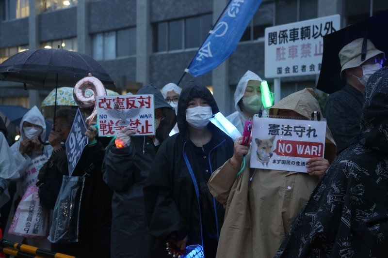 日本民众在首相官邸前集会抗议高市早苗政府军事扩张政策 中新社记者 朱晨曦 摄