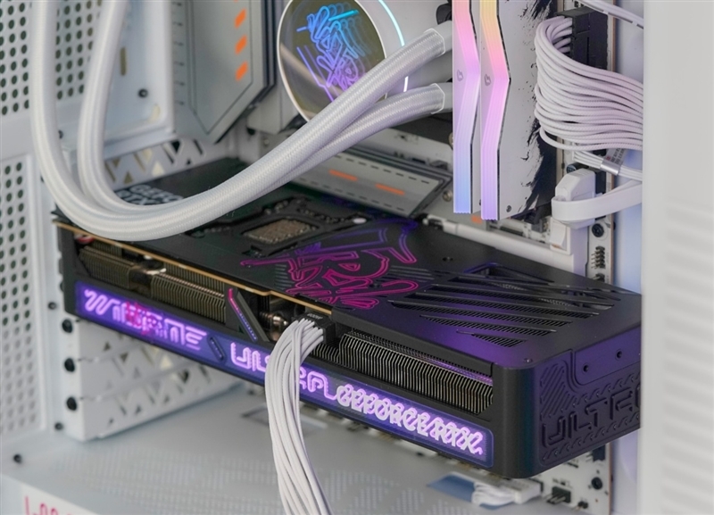 显卡界的嘻哈涂鸦!七彩虹iGame RTX 5070 Ultra OC评测:同价位颜值与散热双天花板