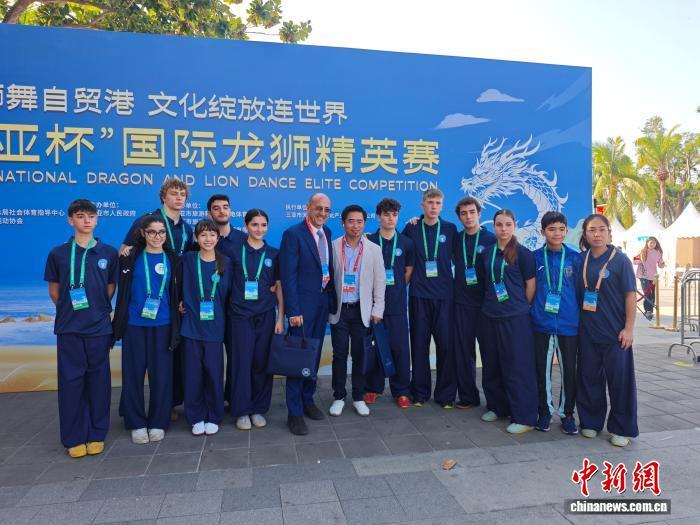 1月18日,海南三亚,意大利舞龙队参加2026“三亚杯”国际龙狮精英赛期间合影。张月和 摄
