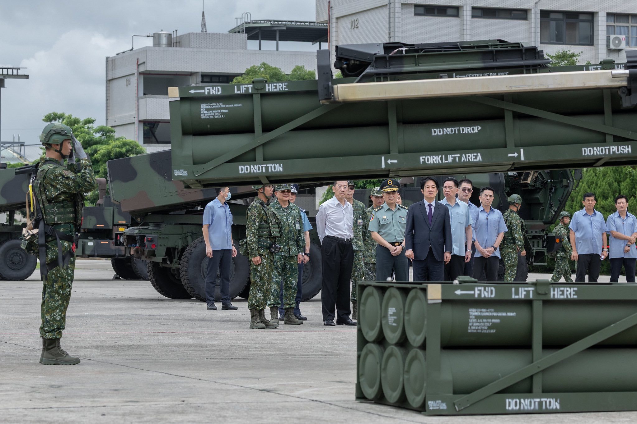 美国突主动暂缓对台军售,给绿营当头浇下一盆冷水。(图片取自网络)